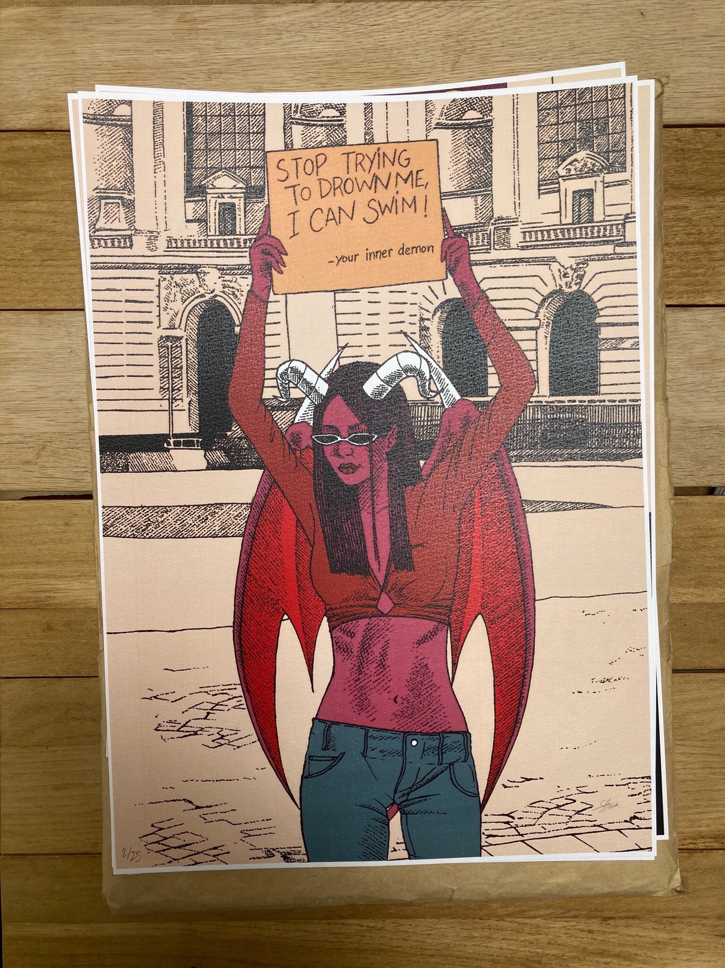 Fille du diable avec un signe